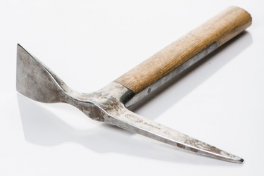 classic-lrg-spy-artifacts-es-march-2019-8190-axe2.jpg