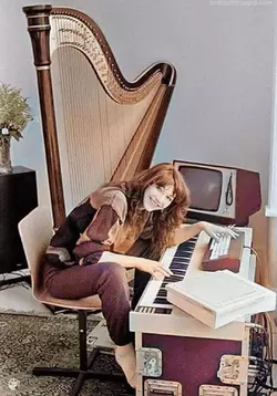 kate-bush-and-her-fairlight-cmi-v0-kx99h4cxx84e1.png