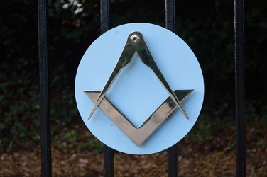 Square_and_Compasses,_Freemasons'_Hall,_Bournemouth.jpg
