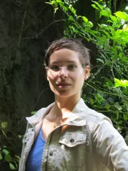 zani-leah-author-photo.webp