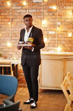 homem-americano-africano-com-hambúrguer-respeitável-jovem-de-terno-preto-segura-bandeja-duplo...webp