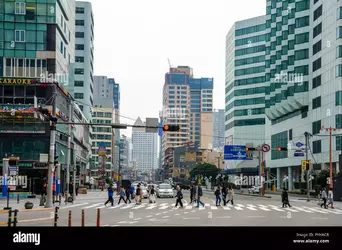 people-cross-the-road-at-a-pedestrian-crossing-in-haeundae-busan-south-korea-PYHACB.webp