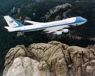 Air_Force_One_over_Mt._Rushmore.webp