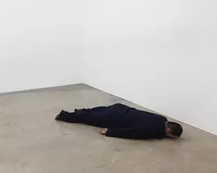 he-xiangyu-sculpts-ai-weiwei-face-down-on-the-floor-designboom-500.webp