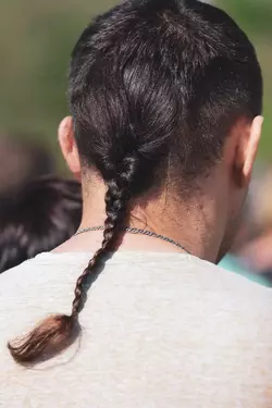 rat-tail-hairstyle-buzz-cut.webp
