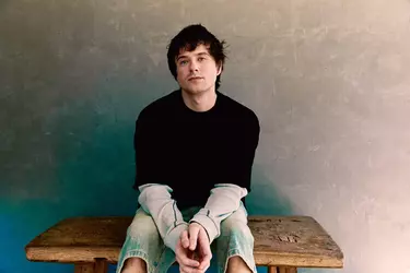 AlecBenjamin_12Notes_0658-scaled.webp