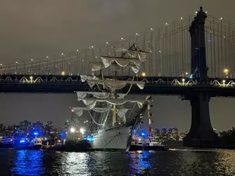 boat-crash-brooklyn-bridge-10476.webp