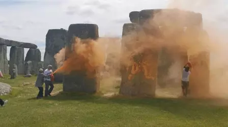 just-stop-oil-vandalising-stonehenge.webp just-stop-oil-vandalising-stonehenge.webp