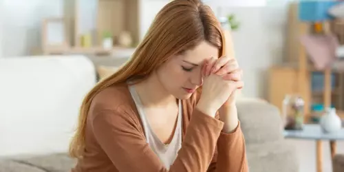 praying-woman-750x375.webp