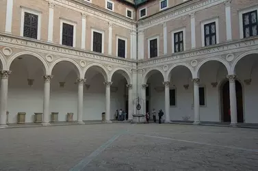 800px-urbino-palazzo_ducale01.webp