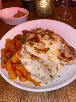 Chicken_parmigiana_with_a_side_of_rigatoni_pasta.webp Chicken_parmigiana_with_a_side_of_rigatoni_pasta.webp