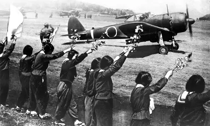 Chiran_high_school_girls_wave_kamikaze_pilot-2982695117.webp