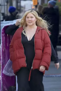 amy-schumer-filming-kinda-pregnant-on-nyc-streets-02-26-2024-2.webp