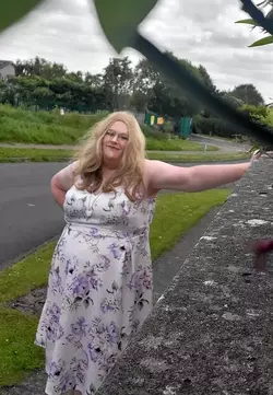 presenting-feminine-in-public-v0-ztw3psxer45f1.webp