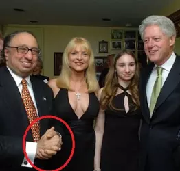 catsimatidis51-me-thn-gynaika-tou-ta-paidia-tou-kai-ton-clinton-foto-panagos.webp