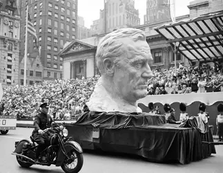 head-statue-of-fdr-circa-early-1940s-v0-06idrp73v7qc1.webp