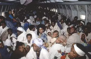 the-most-crowded-flight-in-history-a-boeing-747-4i97ae7o4l-1000x650.webp