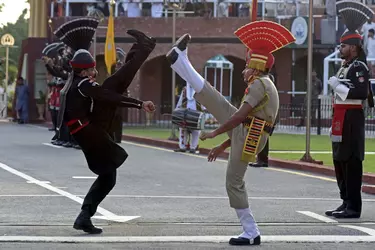 01_Performing-soldiers_India-Pakistan-border.webp