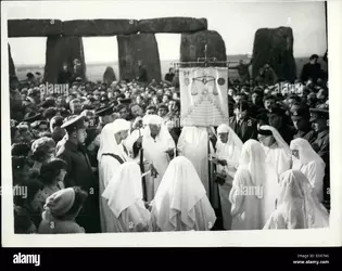 jun-06-1958-druids-hold-traditional-ceremony-at-stonehenge-the-traditional-E0R746.jpg (1300×1...webp