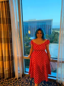becky-dress-fat-window.webp
