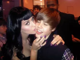katy-perry-kisses-justin-bieberjpg-0a2b3363c5de1cc0_large.webp
