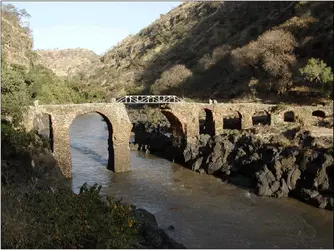 Sebara_Dildiy_(Broken_Bridge)_on_Blue_Nile_River.webp