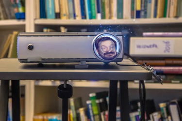 portable-working-beamer-projector.webp