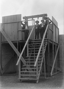 Gallows_in_Texas,_1916.webp