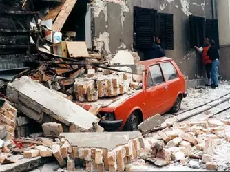 slika-3-nacionalni-automobil-yugo-1999[1].webp