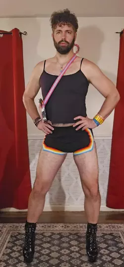 straight-men-swiping-right-v0-up9holsp2nef1.webp